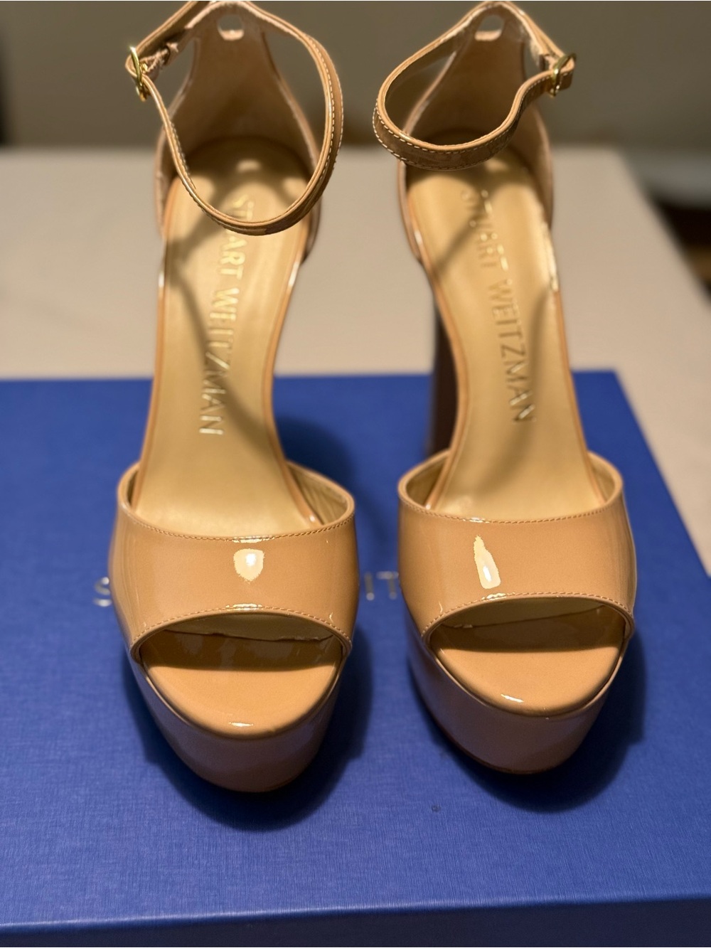 NIB Stuart Weitzman Patent Platform Sandals in Nude Beige with Ankle Strap.